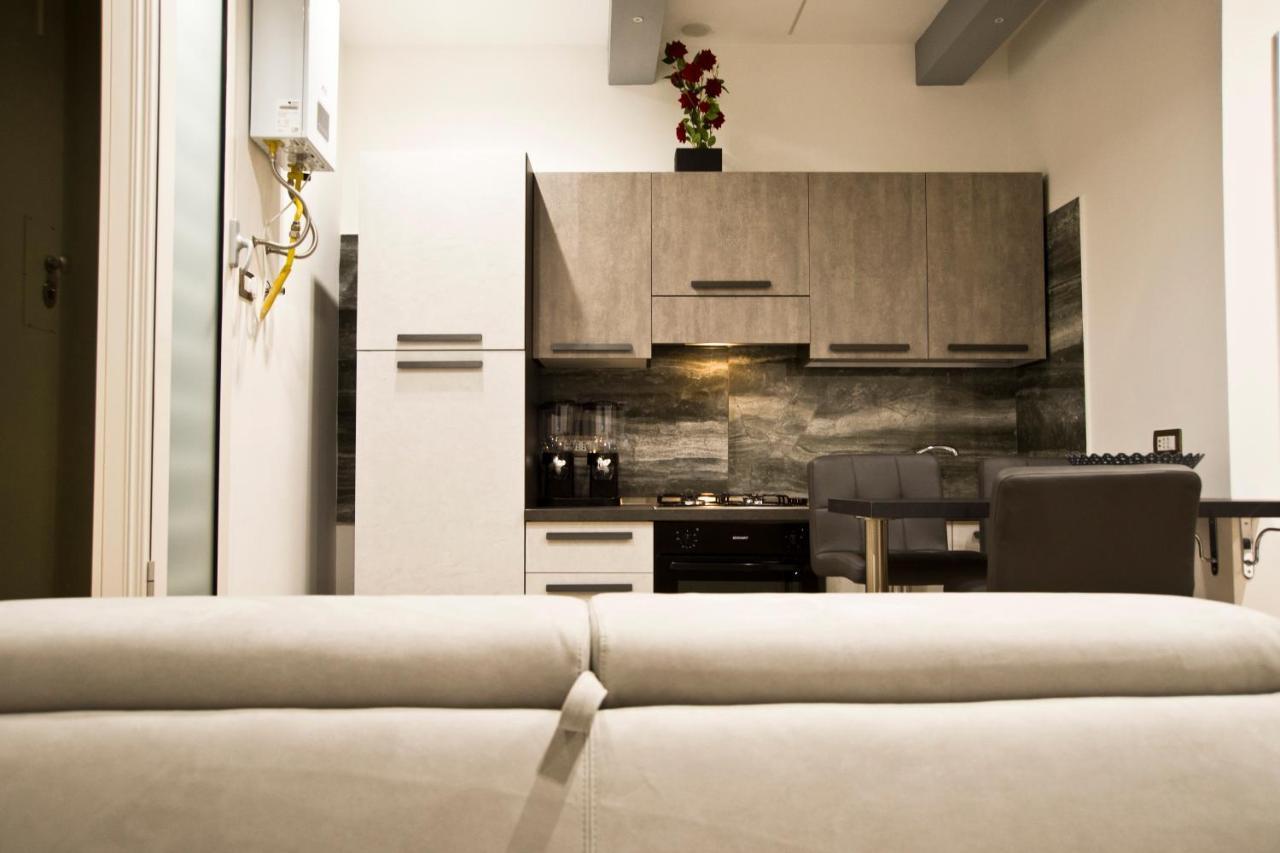 Suite Napoli Sotterranea Con Vasca Idromassaggio Bagian luar foto
